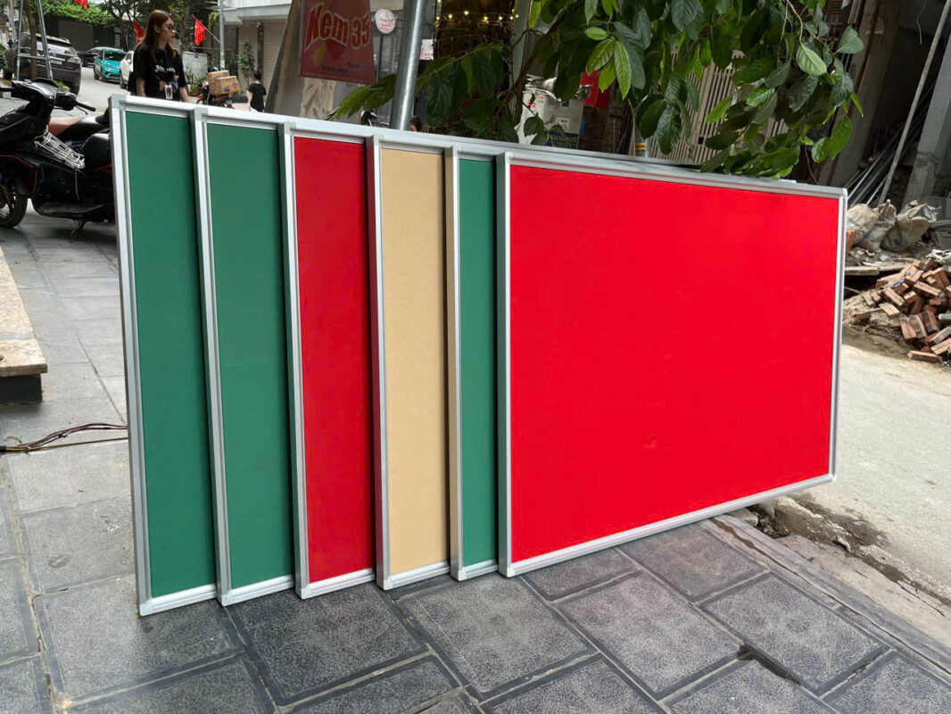 Bảng ghim vải nỉ treo tường (khung nhôm) 10 Bảng ghim treo tường vải nỉ ghim tốt